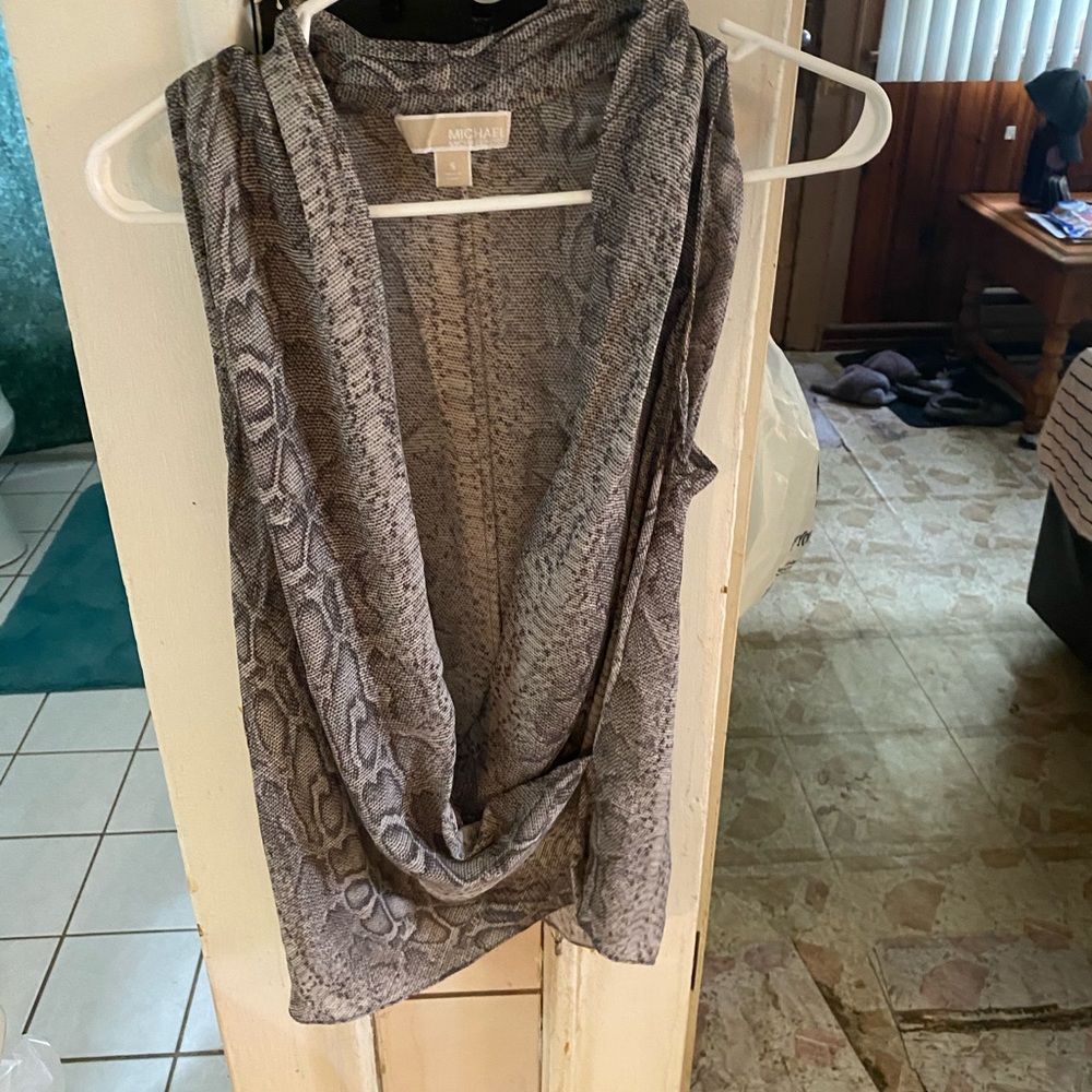 Michael kors size small snack print blouse